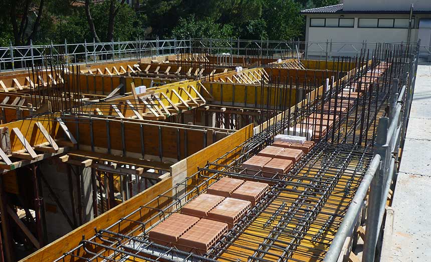 Solaio in costruzione con travetti, casseri e laterizi