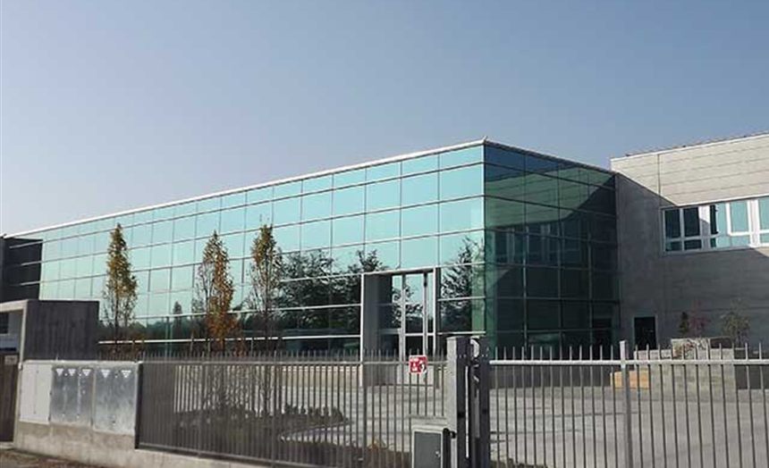 Capannone industriale costruito e finito, ripreso senza insegne