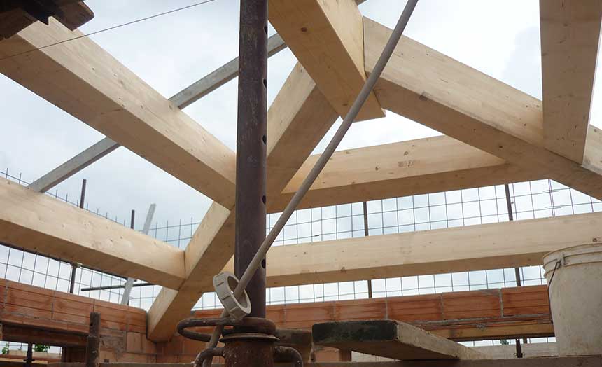 Capriata e travi in legno di un tetto nuovo