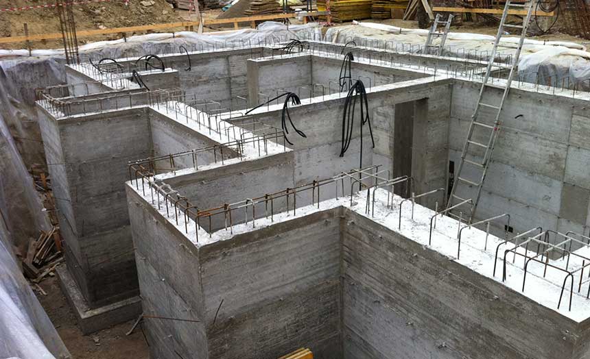 Fondazioni e setti in cemento armato con le armature a vista, in un cantiere Alpi Adelmo