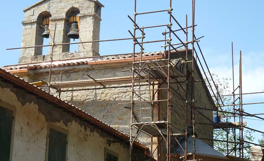 Chiesa in pietra con i ponteggi montati per il restauro